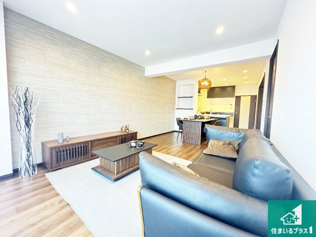 藤和奈良ハイタウン3号棟の居間・リビング|日当たり良好の明るいリビングで朝の目覚めもスッキリできそう！対面キッチンでご家族のコミュニケーションも自然と増える設計！小さなお子様が遊ぶスペースを作っても広々とくつろげるLDK！