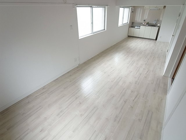 南五葉ハイツの居間・リビング|広々したリビングスペース、窓が多く風通しも良好