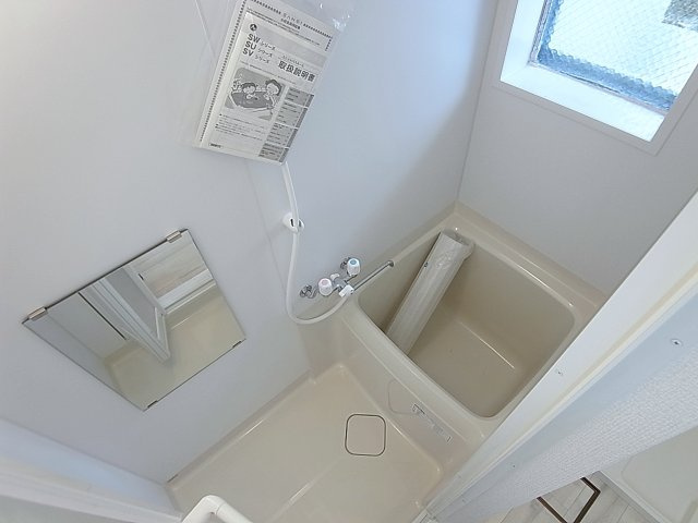 南五葉ハイツの浴室|コンパクトなサイズのお風呂、窓も付いてます