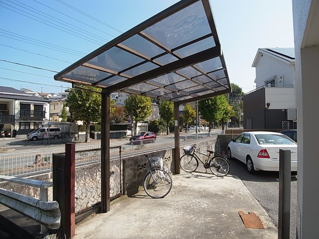 南五葉ハイツのその他共用部分|屋根付きの駐輪場も有ります