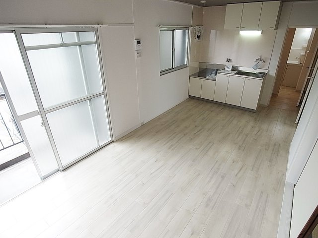 南五葉ハイツの居間・リビング|採光良好・改装済みの美麗室内