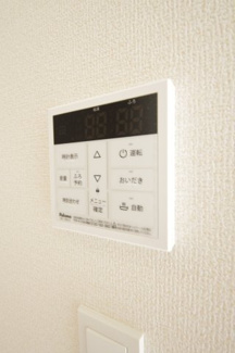 【発電・温水設備】 | 【仲介手数料無料！！】府中市浅間町4丁目　新築戸建て（全1棟）1号棟　6190万円 | 給湯器リモコン