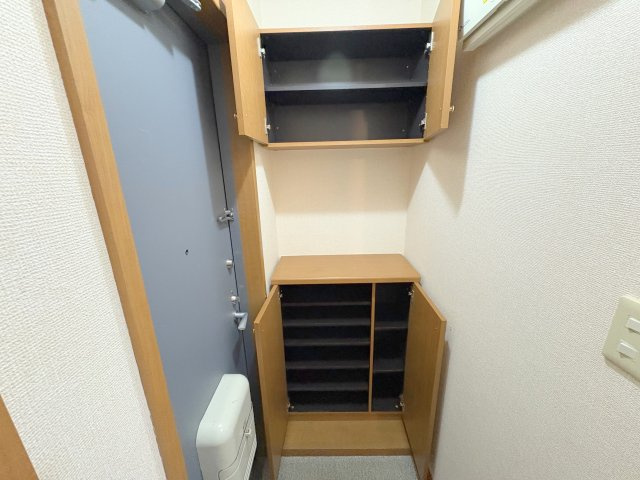 シャルマン二番館A棟の玄関