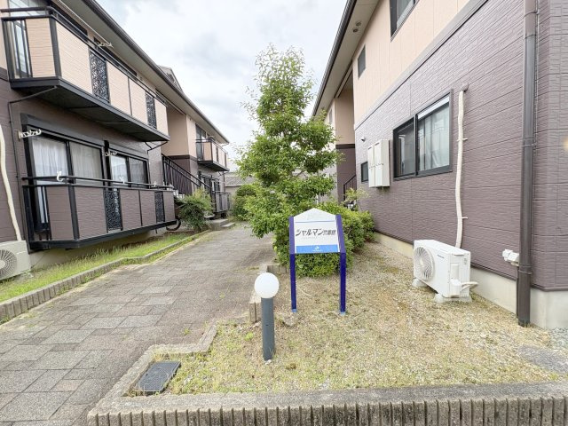 シャルマン二番館A棟の庭