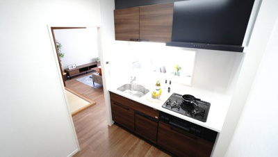 【キッチン】 | サンシティ西条 | 【キッチンルーム】
キッチンからリビングを見渡せます。
正面が全面ガラスになってますので明るい！
キッチン後ろにカップボードや
冷蔵庫を置いてもスペースに余裕がありそう。