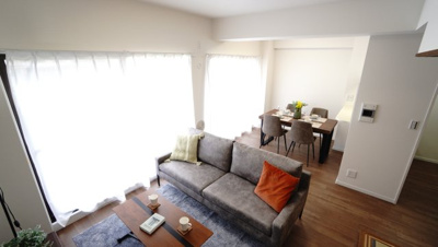 【居間・リビング】 | サンシティ西条 | 【約13.7帖LDK】
「オシャレなインテリアを楽しみたい！」
それが叶うようなデザインLDK。
自宅の中でも過ごす時間が長く、
来客時にお客様も過ごす場所。
オシャレな雰囲気で暮らしがもっと楽しく！