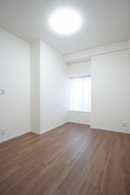 【洋室】 | サンシティ西条 | 【洋室約5帖】
心と体をゆったりと安らげる主寝室。
寝室のゆとりが大きい分だけ、
暮らしの安らぎは深まります。
一日の疲れを癒すだけでなく、
ご夫婦の親密な語らいを紡ぎ出します。