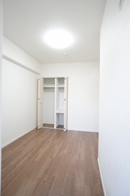 【洋室】 | サンシティ西条 | 【洋室約5帖】
どんな家具や敷物でも部屋に馴染みやすく、
コーディネートがし易そうですね。
配置も柔軟に対応できるので身の回りの整理もし易い！
自分好みの空間に出来そうですね！