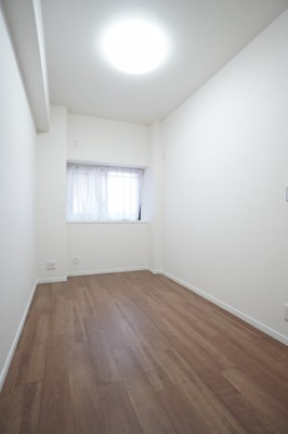 【洋室】 | サンシティ西条 | 【洋室約4.5帖】
居室にはクローゼットを完備。
自由度の高い家具の配置が叶うシンプルな空間です。
お子様の成長と人数と共に必要になる
子供部屋にもぴったりの間取りですね。