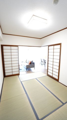 【和室】 | サンシティ西条 | 【Japanese-style room】
リビングに隣接した和室。
冬はコタツを置いたり、優しい畳の感触は
赤ちゃんのお昼寝にもぴったり！
居室スペースとしてだけでなく、客間としても活用できます。