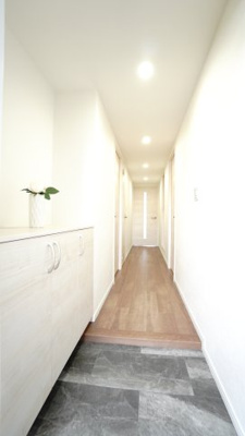 【玄関】 | サンシティ西条 | 【玄関ホール】
人を迎え入れる最初の場所だからこそ、
清潔感があり纏まった空間にして頂ける様に
ニッチ風シューズBOXを設置。
照明はオートライト。消し忘れや
出入りが暗くならなく済みます！