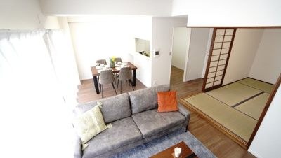 【居間・リビング】 | サンシティ西条 | 【約13.7帖LDK】
よくあるオーソドックスなリビング振分けタイプの間取となりますが、
結局一番使い勝手が良かったりします。
和室をライフスタイルやライフステージ合わせて、リノベートもできます！