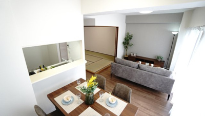 【居間・リビング】 | サンシティ西条 | 【約13.7帖LDK】
アクセントクロスとフローリングの風合いがマッチしています。
家族が集まる空間を一番明るい空間に。
「家族が繋がる暖かな家」というコンセプトが存分に活かされた空間となっています。