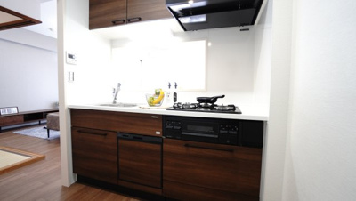 【キッチン】 | サンシティ西条 | 【キッチンルーム】
Takara Standard社製！
機能も充実！
浄水器一体型のハンドシャワー水栓、
一度に5人分の食器が洗える食器洗い乾燥機など、
毎日の家事を快適にする設備が揃ってます。