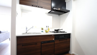 【キッチン】 | サンシティ西条 | ☆キッチンの特徴☆
・対面式タイプ
・アクリル人造大理石ワークトップ
・浄水器一体型ハンドシャワー水栓
・一度に5人分食器洗い乾燥機
・換気扇はVRAMタイプを採用！
・ホーロートップ3口ガスコンロ