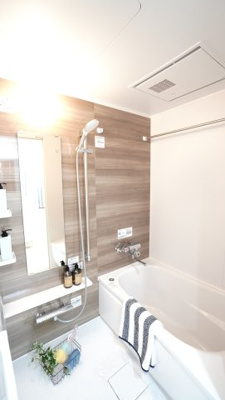 【浴室】 | サンシティ西条 | 【バスルーム】
TOTO社製RWシリーズは
「ゆるリラ浴槽」「カラリ床」で独自の技術によりバスタイムを
よりよく演出してくれます！
更に、浴室暖房乾燥機が標準設備！
お手入れが楽なシステムバスです。