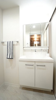 【独立洗面台】 | サンシティ西条 | 【コスメカウンター】
LIXIL社製!
キレイアップカウンターが特徴の本商品は、
継ぎ目等が少なく、上から吐水の水栓なので、
水がたまりにくくお手入れ楽々です。
3面鏡裏やボウル下の収納も使いやすい！