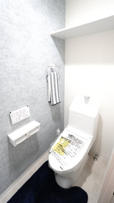 【トイレ】 | サンシティ西条 | 【レストルーム】
TOTO社製！
きれいをまもるせいけつトイレ！
お掃除はサッとひとふきで完了！
少ない水で、汚れをしっかり洗い流します。
ツインペーパーホルダーなので、
もしもの時も慌てない！！