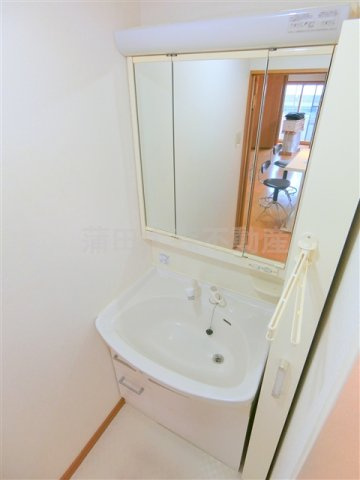 ライオンズマンション蒲田の洗面所|洗面脱衣所　3面鏡の独立洗面台