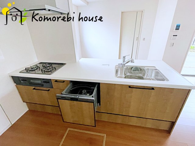 上尾市本町　1期　新築一戸建て　Terrechez　01のキッチン|コンパクトなキッチンで掃除もラクラク