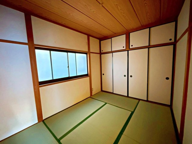 寝屋川市小路北町の和室|3階和室・約6帖
押入れ収納付きです。
