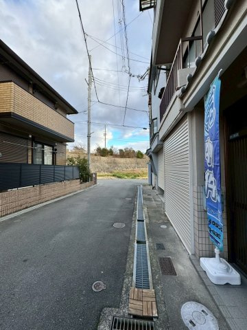 寝屋川市小路北町の前面道路含む現地写真