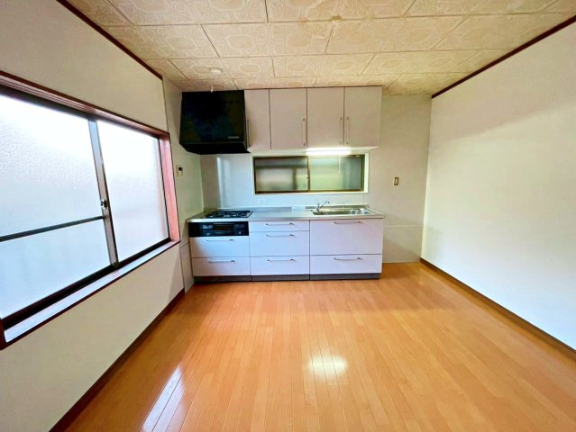 寝屋川市小路北町のキッチン|大きい窓付きで明るいダイニングキッチンです。
キッチン正面にも窓があるので換気も安心です。