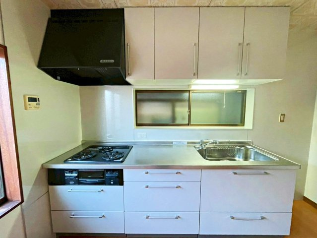 寝屋川市小路北町のキッチン|3口コンロ付きシステムキッチンです。
上下に収納付きで調理器具もすっきり片付きます！