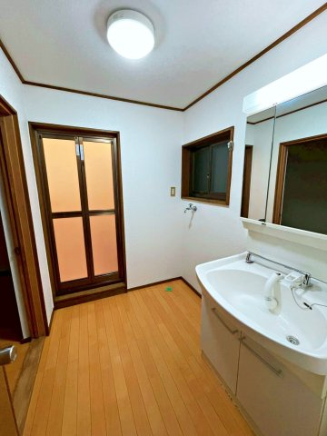 寝屋川市小路北町の脱衣所|広さのある洗面室です。小窓付きで洗面所の換気も安心です！