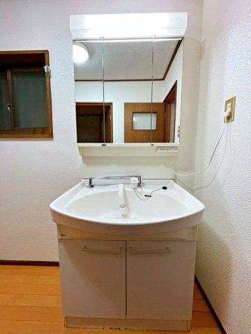 寝屋川市小路北町の独立洗面台|3面鏡付きの洗面化粧台です。