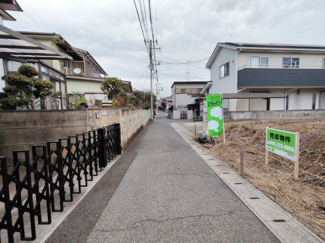 【前面道路含む現地写真】 | 周辺は住宅が建ち並ぶ落ち着いた住環境。マイホーム用地におすすめです。