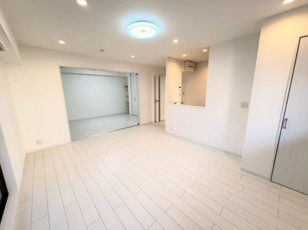 【居間・リビング】 | クリオ大塚壱番館 | 光と風があふれる開放的なリビングダイニングには自然と家族みんなが集まってきます。