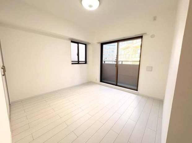 【洋室】 | クリオ大塚壱番館 | 大きな窓があることによって、外との一体感が生まれ、空間をより広く見せる役目を果たしているとともに、窓から見える緑や、外の景色もデザインに取り込まれているかのようです