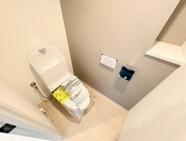 【トイレ】 | クリオ大塚壱番館 | 白を基調とした清潔感があるトイレ。温水洗浄便座付きです。