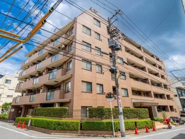 【外観】 | クリオ大塚壱番館 | 陽光浴びる外観がシンプルな外観をより際立たせ、人々の記憶に存在感を植え付けます。