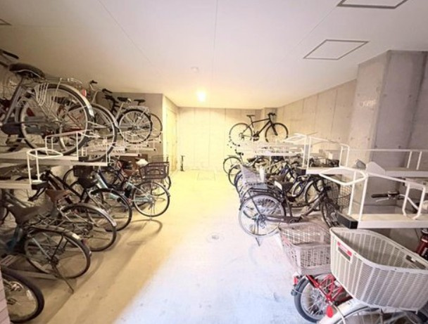 【駐輪場】 | クリオ大塚壱番館 | 屋根付きの駐輪場となっていますので、雨の日でも大切な自転車が濡れずに済みます。