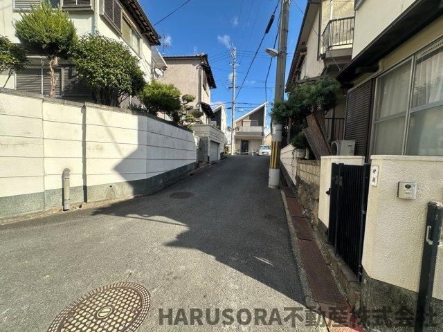 寝屋川市太秦東が丘　住宅用地の前面道路含む現地写真