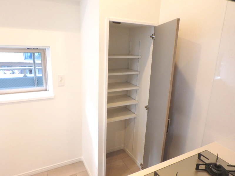 パークスクエア宝塚フォレストタワーの収納|キッチン後ろ側　便利な収納です