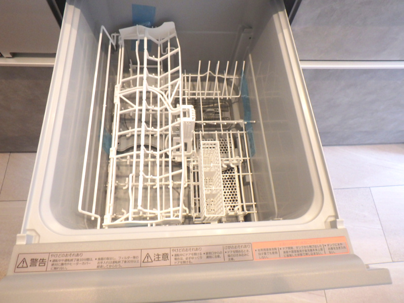 パークスクエア宝塚フォレストタワーのその他|食器洗浄乾燥機は手洗いに比べて時間や労力を節約できます。また、高温のお湯で洗浄されるため、雑菌や細菌を殺菌する効果もあります。さらに、乾燥機能があるため、手で拭く手間も省け衛生的に保管できます。