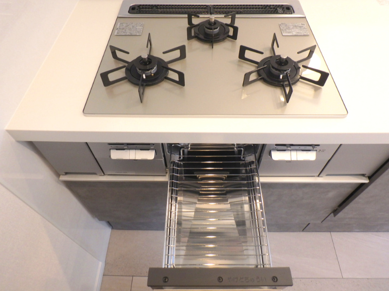 パークスクエア宝塚フォレストタワーのキッチン|3口コンロです
3口コンロ付きのキッチンは、調理の効率が良く、同時に多くの料理を作れる便利で機能的な空間です