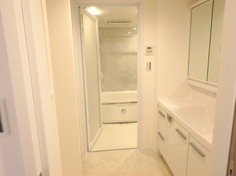 パークスクエア宝塚フォレストタワーの独立洗面台|朝の支度にも助かる、独立の洗髪洗面化粧台