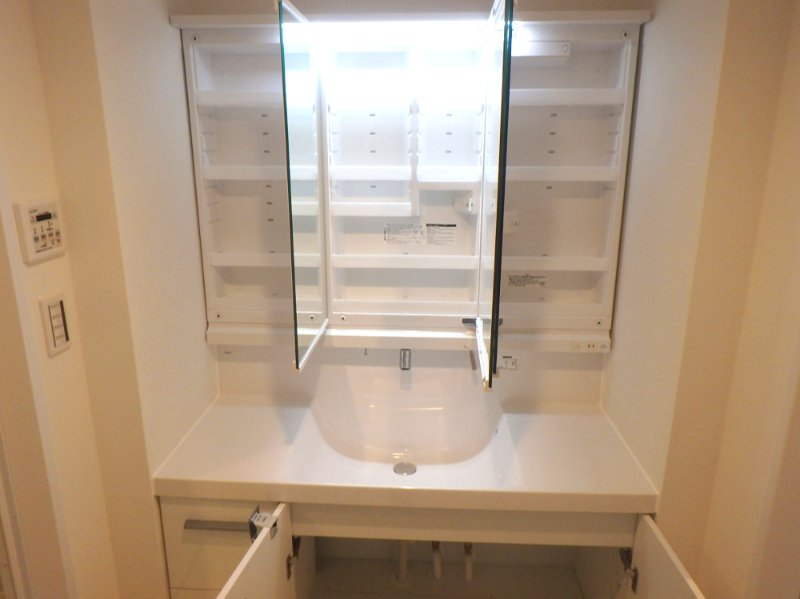 パークスクエア宝塚フォレストタワーの独立洗面台|洗面室、三面裏収納のついた洗面所。化粧品やスタイリング剤・ドライヤー・ブラシなどの小物までが収納できます。