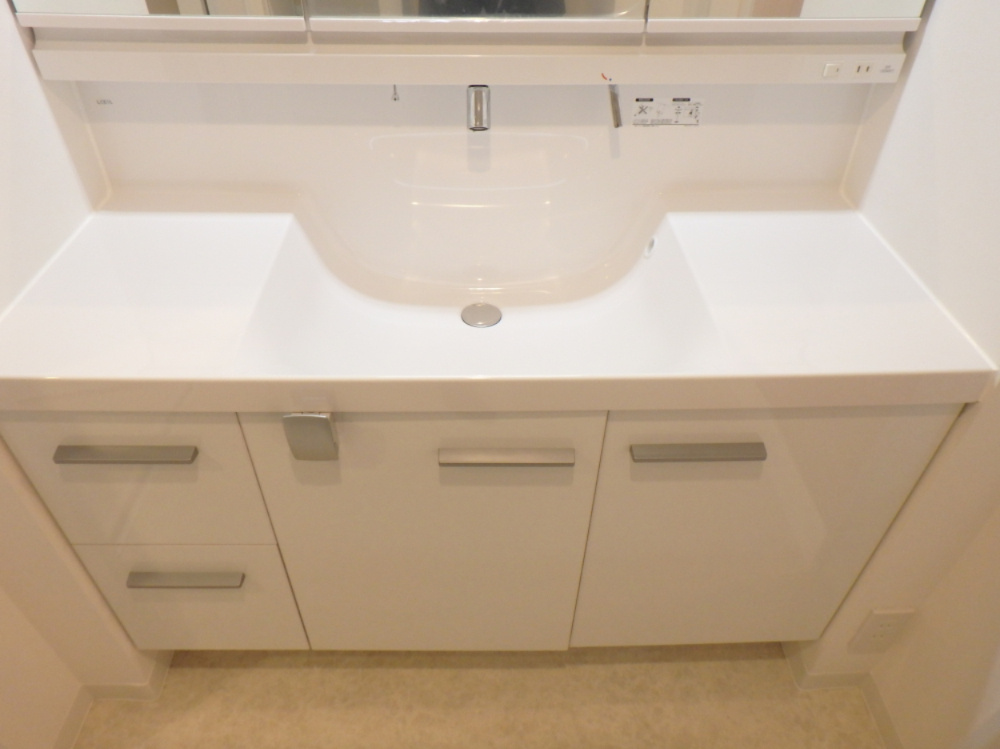 パークスクエア宝塚フォレストタワーの独立洗面台|化粧品や洗顔料、歯ブラシなどの必需品をまとめて置ける収納スペースがあり、使用するたびに取り出す手間が省けます。また、水回りのため、濡れても大丈夫な素材が使用されており、お手入れが簡単です。