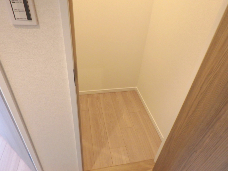 パークスクエア宝塚フォレストタワーのその他|玄関側の右手にある収納です　ゴルフバッグ等の保管に役立つ最適なスペースがございます