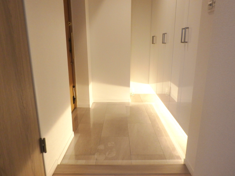 パークスクエア宝塚フォレストタワーの玄関|収納もある明るい玄関です