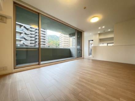 パークスクエア宝塚フォレストタワーの居間・リビング|LDK16.5帖、ダイニングテーブルを置いても家族でゆっくりできます。子どもたちが走り回っても大丈夫な空間。