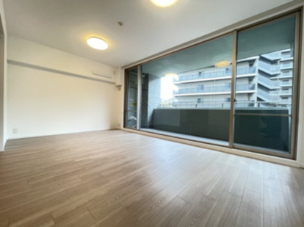 パークスクエア宝塚フォレストタワーの居間・リビング|バルコニーに面したリビングダイニングです
バルコニーへの開口部が広く設けられていますので、明るいお部屋になっています
寛ぎとコミュニケーションを育む居心地の良い空間