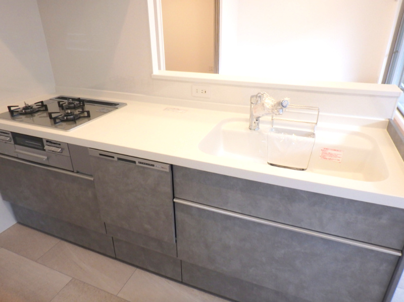 パークスクエア宝塚フォレストタワーのキッチン|シンプルなデザインと使いやすさを兼ね備えた対面式システムキッチンは、効率的な作業スペースを提供し、家族やゲストとのコミュニケーションを促進します。