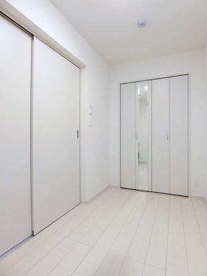 【寝室】 | グレイス蓮根 | 広くて明るい寝室