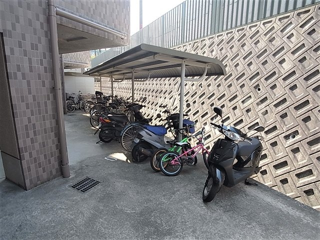 神戸市兵庫区荒田町３丁目の賃貸マンションのその他共用部分|敷地内駐輪場完備